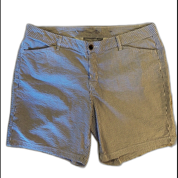 St John’s Bay Shorts Size 18W Seersucker Blue  White Women’s Modest - Picture 1 of 10